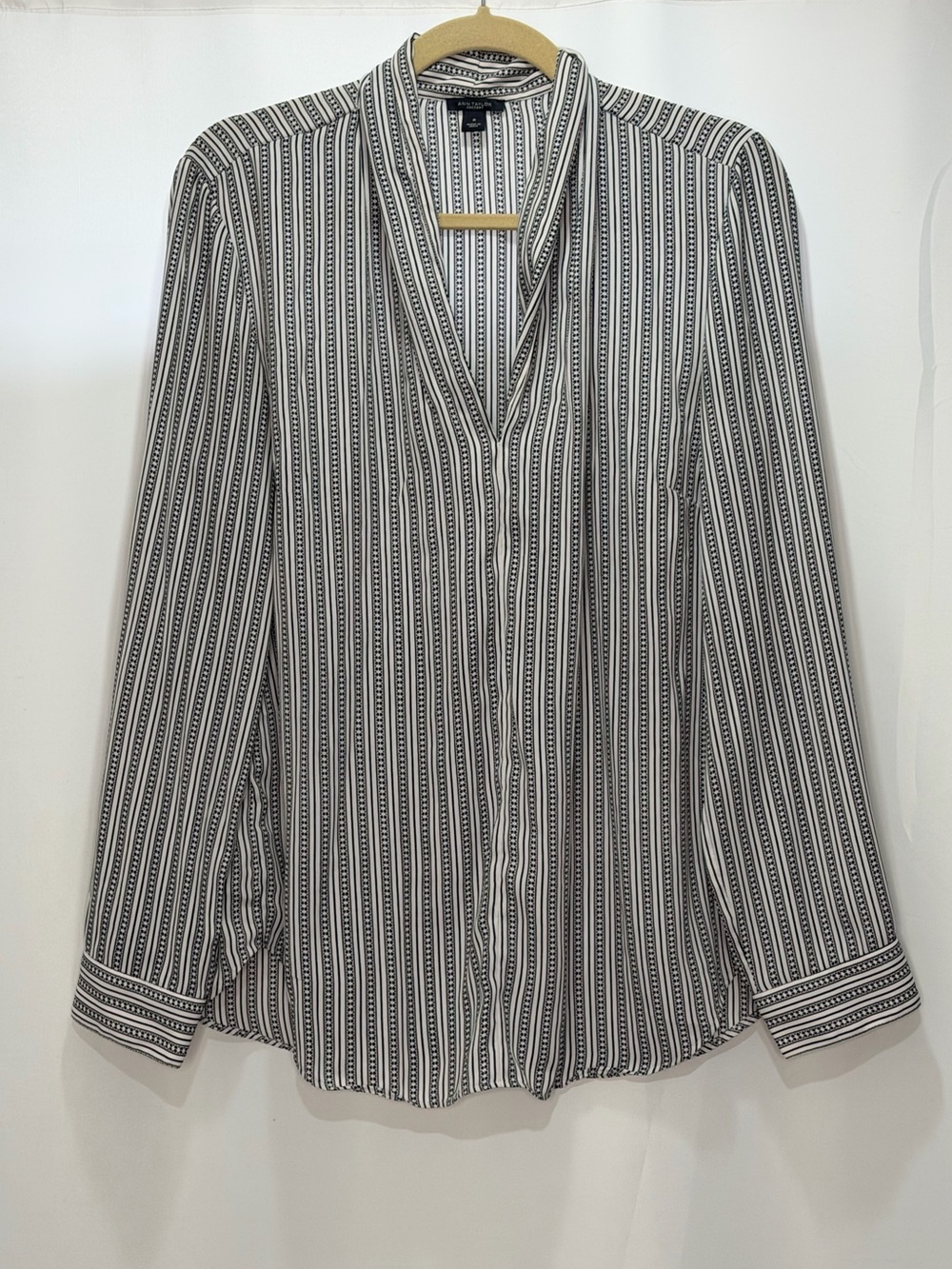 Ann Taylor Mock Neck Long Sleeve Black and White Blouse Size Medium